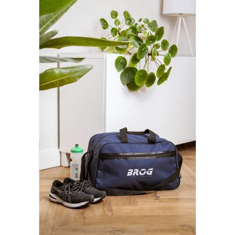 WoW! Sac de sport/voyage spacieux en polyester 600D RPET robuste. Parmi ses caractéristiques, citons beaucoup d'espace de rangement, une poche zippée sur le devant, 2 poignées et des sangles d'épaule réglables. Certifiée-GRS. Matière recyclée totale : 98%. Capacité env. 35 litres.