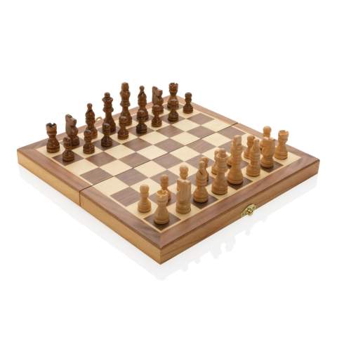 Spielen Sie dieses großartigste und klassischste Strategiespiel aller Zeiten, das seit Jahrhunderten Millionen von Menschen auf der ganzen Welt verzaubert. Das Holzschachspiel besteht aus Kiefernholz und enthält 32 Schachfiguren, die in der Box aufbewahrt werden können. Das faltbare Schachbrett im Buchstil ist ideal für einfache Aufbewahrung und den Transport. Hergestellt aus FSC®-zertifiziertem Holz. Wird in einer FSC®-zertifizierten Geschenkverpackung aus Kraftpapier geliefert.