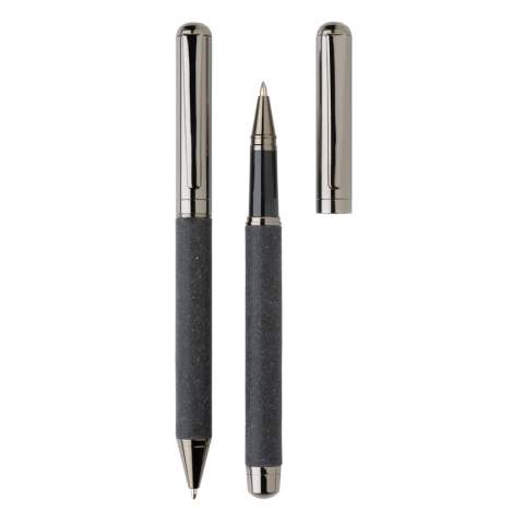 This beautiful pen set is made with recycled leather. The set has а sleek gunmetal colour design, is stylish and ideal for writing down your notes in style. It contains a ballpoint and a rollerball. Each pen includes blue coloured Dokumental ink. The writing length for the pen is 1200 metres and the roller ball is 400 metres. The pen set comes in a recycled leather pouch and a gift box with recycled leather pattern print.