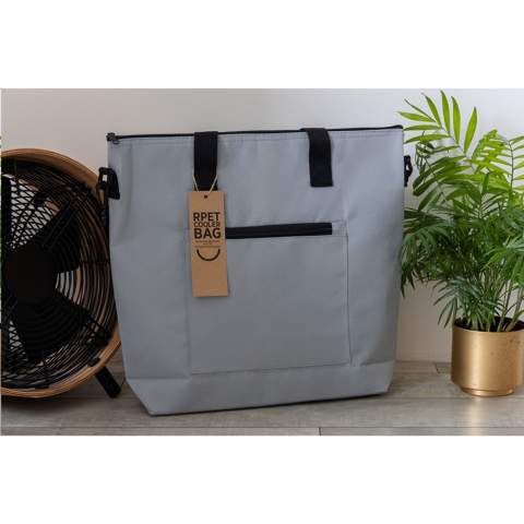 WoW! Un sac isotherme magnifiquement conçu, fabriqué à partir de PET 100% recyclé. L'intérieur du sac est recouvert de papier d'aluminium. Cette combinaison isolante d'air et d'aluminium maintient le contenu du sac au frais pendant pas moins de 10 heures, à l'aide d'un élément de refroidissement. Le sac isotherme a une fermeture éclair pratique, deux poignées robustes et une bandoulière réglable. À l'extérieur de la glacière, il y a un compartiment de rangement supplémentaire, utile pour votre téléphone, votre portefeuille ou tout autre objet qui n'a pas besoin d'être conservé au frais. Capacité env. 15 litres.