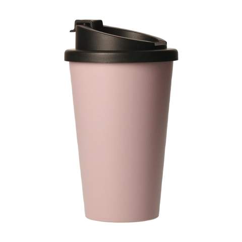 WoW! Tasse à café pour emporter, à double paroi. Fabriqué en bioplastique, 100% recyclable et résistant. Garde les boissons chaudes ou fraîches à la bonne température. Cette tasse durable à un bouchon à vis avec une ouverture pour boire et une fermeture intégrée pour éviter les fuites accidentelles. S'insère dans le porte-boissons standard des voitures, mug pratique pour les déplacements. Sans BPA, approuvé pour les aliments, sans odeur et sans goût. Capacité 350 ml. Fabriqué en Allemagne.