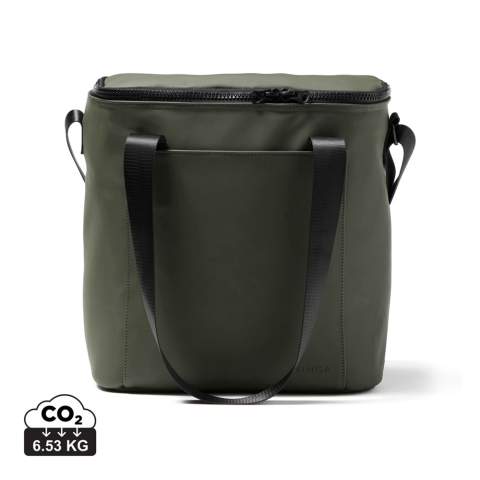 Minimalist cooler bag, made of water-repellent PU nubuck. Long handles and adjustable shoulder strap for optimal comfort. The cooler bag is insulated with extra thick foam. The lining of the bag is made of so-called PEVA which is easy to keep clean and fresh. A cooler bag perfect for both the beach and a wilderness adventure.