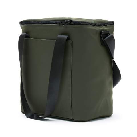 Minimalist cooler bag, made of water-repellent PU nubuck. Long handles and adjustable shoulder strap for optimal comfort. The cooler bag is insulated with extra thick foam. The lining of the bag is made of so-called PEVA which is easy to keep clean and fresh. A cooler bag perfect for both the beach and a wilderness adventure.