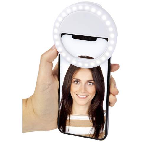 Draagbare selfielamp met 28 leds die met een clip eenvoudig op een telefoon- of laptopscherm te monteren is. Een must-have gadget voor elke video-/vlogmaker of iedereen die graag foto's maakt. Het witte licht is instelbaar in 3 verschillende helderheidsniveaus voor de perfecte belichting. De 28 leds zijn in een cirkel geplaatst, waardoor het licht gelijkmatig over het gezicht wordt verdeeld. De selfielamp heeft een capaciteit van minimaal 30 minuten bij maximale helderheid.