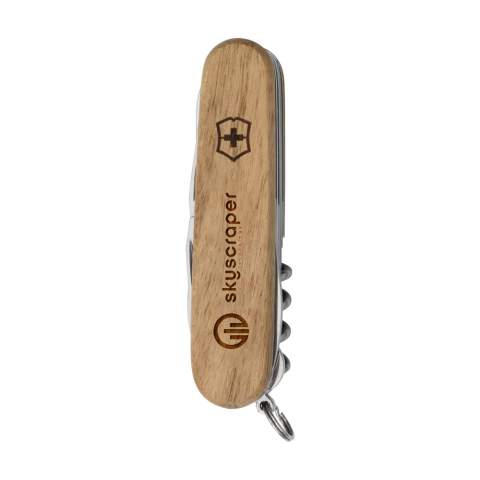 Original Schweizer Taschenmesser von Victorinox mit Griff aus Walnussholz. Dieses Holz stammt von herabgefallenen Ästen und umgestürzten Bäumen. Jedes Messer ist dank der natürlichen Maserung des Holzes einzigartig. Die Zwischenplatten sind aus harteloxiertem Aluminium gefertigt und die Werkzeuge sind aus 100% recyceltem Stahl gefertigt. 9-teilig mit 13 Funktionen: großes Messer, kleines Messer, Korkenzieher, Kapselheber mit großem Schraubenzieher 6 mm, Dosenöffner  mit kleinem Schraubenzieher 3 mm,  Isolierzange, Reibahle mit Locher und Nähahle, Schere, Holzsäge, multifunktionaler Haken, und Schlüsselring. Inklusive Anleitung und lebenslanger Garantie auf Material- und Herstellungsfehler. Victorinox Messer sind ein globales Symbol für Zuverlässigkeit, Funktionalität und Perfektion. Beachten Sie, dass möglicherweise lokale Vorschriften für den Besitz und / oder das Tragen von Messern oder Multitools in der Öffentlichkeit gelten. Pro Stück in einer Verpackung.