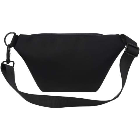 Le sac banane Turner est conçu à partir de matériaux durables. L'extérieur est composé de 51 % de plastique PU recyclé GRS et la doublure est composée de 100 % de RPET recyclé GRS. Le sac banane comporte un grand compartiment zippé et, à l'intérieur, une petite poche zippée pour garder les objets bien rangés. La sangle est réglable et se détache rapidement à l'aide du fermoir. Ce sac banane est fait pour durer et, grâce à son design classique et à ses matériaux robustes, il deviendra un favori.