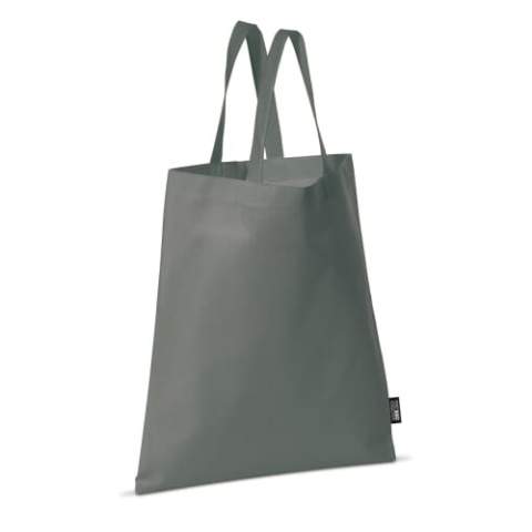 Sac non tissé 75gr/m2 anses courtes disponible en différentes couleurs. Grande surface de marquage sur les deux faces, en sérigraphie ou en en transfert digital. Avec le marquage en transfert digital le prix reste le même peu importe le nombre de couleurs de marquage. Tous nos produits sont testés et certifiés, et répondent  aux normes sociales.