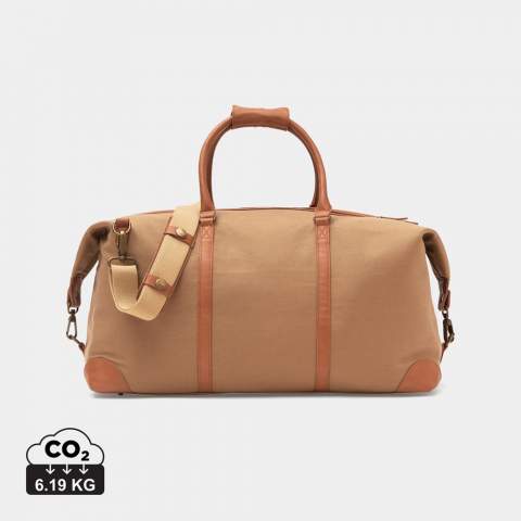 Solide dans sa taille, ce sac de voyage fait partie de la série Sloane. Sloane est fabriqué à partir de polyester recyclé, tissé pour imiter une toile sergée durable. Le tissu extérieur est composé à 100% de polyester recyclé provenant de bouteilles en PET. Détails exclusifs réalisés en faux cuir, en PUD acqueux. Il s'agit d'un faux cuir plus doux qui utilise principalement de l'eau pour remplacer les solvants puissants dans le processus de fabrication. Ce processus est meilleur pour la nature et, surtout, pour les travailleurs de l'usine. Un sac classique dans un style qui plaît à beaucoup. Le sac est doté d'une bandoulière réglable. Fabriqué avec des matériaux recyclés certifiés RCS (Recycled Claim Standard). La certification RCS garantit une chaîne d'approvisionnement entièrement certifiée pour les matériaux recyclés. Contenu recyclé sur la base du poids total de l'article.