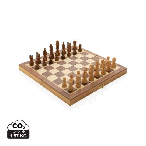 Spielen Sie dieses großartigste und klassischste Strategiespiel aller Zeiten, das seit Jahrhunderten Millionen von Menschen auf der ganzen Welt verzaubert. Das Holzschachspiel besteht aus Kiefernholz und enthält 32 Schachfiguren, die in der Box aufbewahrt werden können. Das faltbare Schachbrett im Buchstil ist ideal für einfache Aufbewahrung und den Transport. Hergestellt aus FSC®-zertifiziertem Holz. Wird in einer FSC®-zertifizierten Geschenkverpackung aus Kraftpapier geliefert.