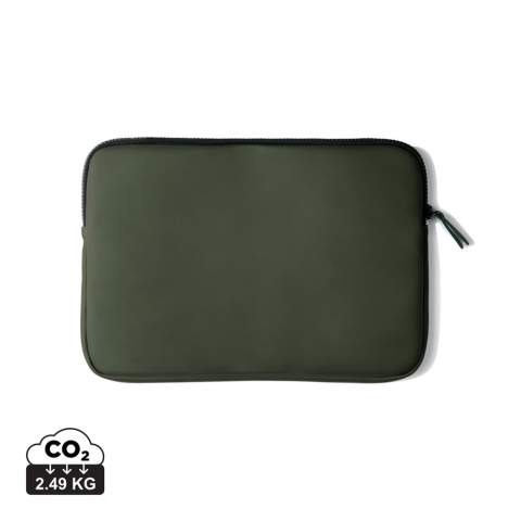 A stylish laptop case to protect your computer from bumps and moisture. Made in a light, water-repellent nubuck PU fabric with an elegant matt exterior and a light synthetic cloth interior. Suitable for computers with an overall size of 15 inches. Please note that the dimensions of the display are not the same as the dimensions of the entire computer.