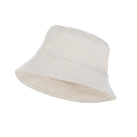 Chapeau Impact Aware™ en toile 285gsm recyclé et non teinté est un modèle intemporel et en forme de cloche. Ce bob protège votre tête du soleil, est agréable à porter et égaye vos tenues. La toile recyclée est non teintée et utilisée sous sa forme brute, sans produits chimiques issus de la teinture ou du blanchiment. Avec le traceur AWARE™ qui valide l'utilisation authentique de matériaux recyclés. 2 % des recettes de chaque produit Impact vendu seront reversés à Water.org. Composition 70% coton recyclé, 30% polyester recyclé. Circonférence de 58 à 60 cm, taille unique.