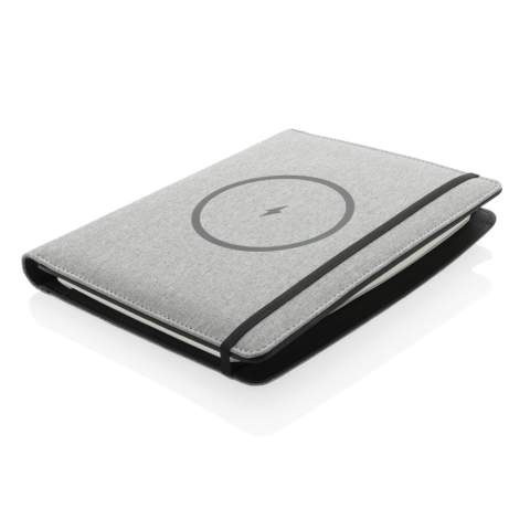 Met deze RPET notebook cover kunt u uw vergaderingen in stijl bijwonen. De voorkant heeft een draadloos oplaadstation voor uw smartphone. (Nieuwste generaties Android, iPhone 8 en hoger). Oudere telefoons en tablets kunnen worden opgeladen via de USB-poorten van de 5.000 mAh powerbank. Input: 5.0V / 2.1A. Uitgang 1: 5.0V / 2.1A. Uitgang 2: 5.0V / 2.1A. Draadloze uitgang: 5W. Geregistreerd ontwerp®<br /><br />NotebookFormat: A5<br />WirelessCharging: true<br />PowerbankCapacity: 5000<br />NumberOfPages: 128<br />PaperRulingLayout: Gelinieerde pagina's