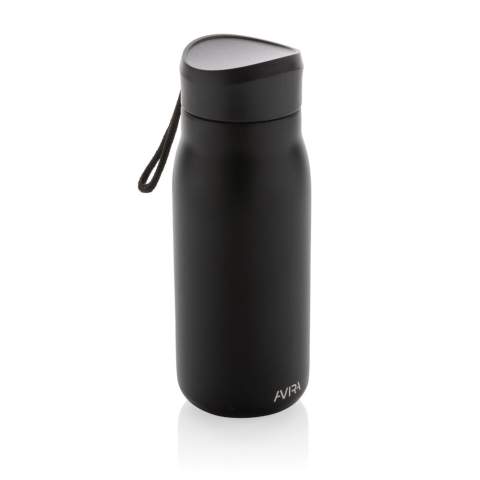 La mini bouteille de voyage Avira Ain - la solution parfaite pour vos besoins en caféine lors de vos déplacements. D'une capacité de 150 ml, ce gobelet est la taille idéale pour un petit remontant rapide lorsque vous êtes en déplacement. Son design élégant et sa taille pratique permettent de la transporter facilement dans un sac, et son couvercle sécurisé empêche les déversements et les fuites. Fabriqué avec des matériaux recyclés certifiés RCS (Recycled Claim Standard). La certification RCS garantit une chaîne d'approvisionnement entièrement certifiée pour les matériaux recyclés. Contenu recyclé total : 74% sur la base du poids total de l'article. Emballage kraft certifié FSC® inclus. Transformez la boîte en porte-téléphone, porte-crayon ou pot de fleurs !<br /><br />HoursHot: 5<br />HoursCold: 15