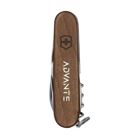 Origineel Zwitsers zakmes van Victorinox met walnoothouten heft. Dit hout is afkomstig van afgevallen takken en omgevallen bomen. Elk mes is uniek dankzij de natuurlijke nerf van het hout. De tussenplaten zijn van hard-geadoniseerd aluminium en tools zijn van 100% gerecycled staal. 7-delig met 10 functies: groot mes, klein mes, kurkentrekker, blikopener met kleine schroevendraaier, flesopener met grote schroevendraaier, draadstripper, priem met pons en draadoog, sleutelring. Inclusief gebruiksaanwijzing en met levenslange garantie op materiaal- en fabricagefouten. Victorinox staat wereldwijd symbool voor hoogwaardige kwaliteit, betrouwbaarheid, functionaliteit en perfectie. Op het bezit en/of dragen van messen of multitools in het openbaar kunnen lokale regels van toepassing zijn. Per stuk in doosje.