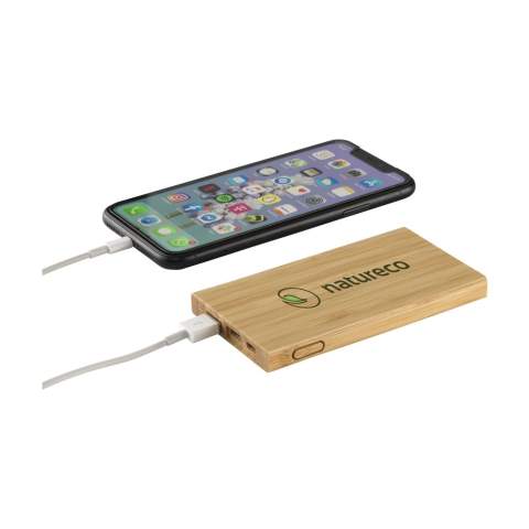 Compacte powerbank van natuurlijk FSC 100% gecertificeerd bamboe met ingebouwde lithiumpolymeer batterij (4000mAh). Laadt smartphones gemakkelijk via de USB-poort. Input 5V/2A (type-c en micro-USB). Output: 5V/2A. Met indicator lampjes en aan/uit knop. Inclusief oplaadkabel met USB-C aansluiting, USB-C connector en gebruiksaanwijzing. Per stuk in doosje.