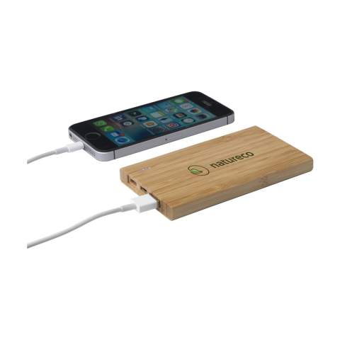 Compacte powerbank van natuurlijk FSC 100% gecertificeerd bamboe met ingebouwde lithiumpolymeer batterij (4000mAh). Laadt smartphones gemakkelijk via de USB-poort. Input 5V/2A (type-c en micro-USB). Output: 5V/2A. Met indicator lampjes en aan/uit knop. Inclusief oplaadkabel met USB-C aansluiting, USB-C connector en gebruiksaanwijzing. Per stuk in doosje.