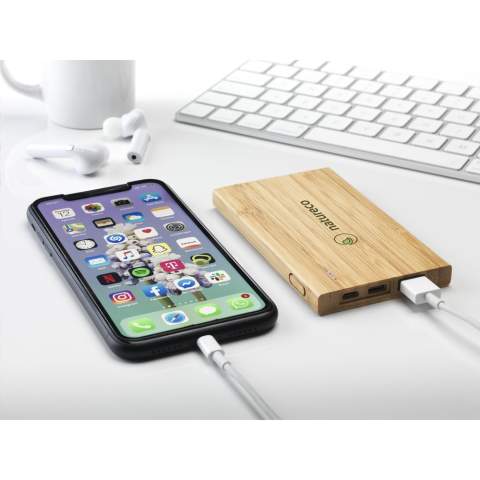 Compacte powerbank van natuurlijk FSC 100% gecertificeerd bamboe met ingebouwde lithiumpolymeer batterij (4000mAh). Laadt smartphones gemakkelijk via de USB-poort. Input 5V/2A (type-c en micro-USB). Output: 5V/2A. Met indicator lampjes en aan/uit knop. Inclusief oplaadkabel met USB-C aansluiting, USB-C connector en gebruiksaanwijzing. Per stuk in doosje.