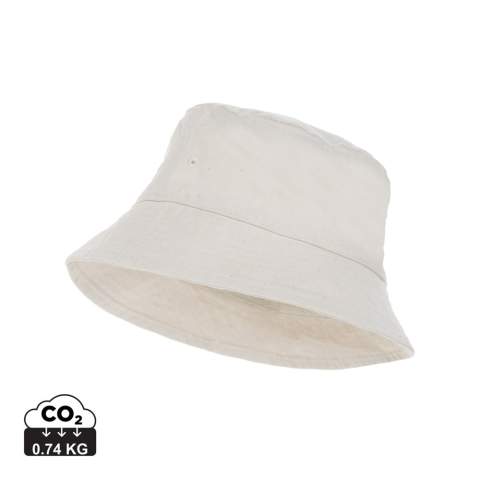 Chapeau Impact Aware™ en toile 285gsm recyclé et non teinté est un modèle intemporel et en forme de cloche. Ce bob protège votre tête du soleil, est agréable à porter et égaye vos tenues. La toile recyclée est non teintée et utilisée sous sa forme brute, sans produits chimiques issus de la teinture ou du blanchiment. Avec le traceur AWARE™ qui valide l'utilisation authentique de matériaux recyclés. 2 % des recettes de chaque produit Impact vendu seront reversés à Water.org. Composition 70% coton recyclé, 30% polyester recyclé. Circonférence de 58 à 60 cm, taille unique.