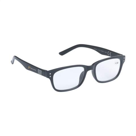 WoW! Lunettes de lecture fabriqué à partir de plastique Ocean Bound recyclé de Plastic Bank®. De vieilles bouteilles et d'autres produits en plastique errants ont été utilisés pour le matériau. Un cadeau parfait, durable et socialement responsable.  • En achetant de ce produit, vous soutenez Plastic Bank®. Plastic Bank® est une organisation internationale avec deux objectifs principaux. Ces objectifs nous concernent tous, réduire la pauvreté et réduire les déchets plastiques dans les océans. Plastic Bank® rémunère des habitants de pays en développement pour qu'ils collectent les déchets plastiques. Ce plastique est collecté sur les plages, les berges des rivières, dans les décharges et les zones peu profondes de l'océan. Cela permet d'éviter que les déchets plastiques ne polluent les océans. Le plastique collecté est trié, nettoyé et transformé en granulés. De nouveaux produits sont alors fabriqués à partir de ces granulés et labellisés Social Plastic®. Optionnel : Chaque article peut être fourni dans une boite individuelle en papier kraft marron.