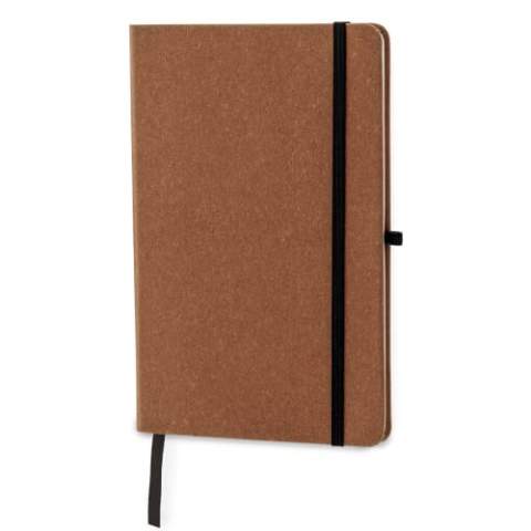 Carnet couverture rigide, très  élégant avec  aspect naturel. La couverture est en cuir recyclée très résistante. Le carnet contient 160 pages de couleur crème et un ruban marque pages. Il se ferme à l'aide d'une élastique. Il possède également un passant pour un stylo.