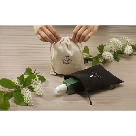 Sac cadeau en coton recyclé (150 g/m²). Avec cordons de serrage en polyester recyclé et coton recyclé. Original comme emballage cadeau et adapté au rangement d'objets. Certifié GRS. Matière recyclée totale : 100%. Capacité env. 500 ml.