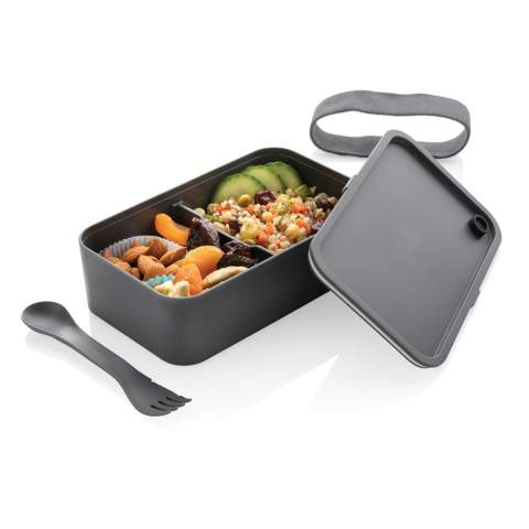 Deze stijlvolle en stevige lunchbox past perfect in een gezonde levensstijl. Hij is groot genoeg voor het meenemen van sandwiches en heerlijke salades. Gemaakt van PP. Handwas aanbevolen. Inclusief handige spork en elastische band. Inhoud 0,8 liter. De lunchbox is makkelijk schoon te maken, maar mag niet in de vaatwasser worden geplaatst of in de magnetron worden gebruikt.