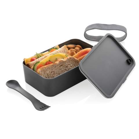 Deze stijlvolle en stevige lunchbox past perfect in een gezonde levensstijl. Hij is groot genoeg voor het meenemen van sandwiches en heerlijke salades. Gemaakt van PP. Handwas aanbevolen. Inclusief handige spork en elastische band. Inhoud 0,8 liter. De lunchbox is makkelijk schoon te maken, maar mag niet in de vaatwasser worden geplaatst of in de magnetron worden gebruikt.