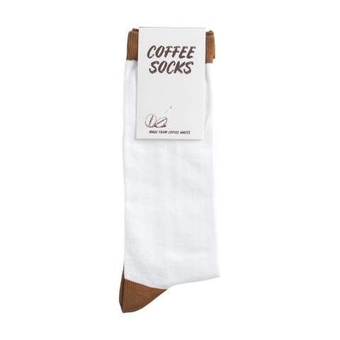 WoW! Socks made from coffee grounds. Coffee grounds remain after brewing and are then used to create this product. This includes making yarn. These socks are knitted from these yarns. The composition of these socks is 59% coffee yarn, 35% recycled polyester and 6% recycled elastane. One-size (41-46). Worldwide, we produce around 50 billion kilograms of coffee grounds each year. What’s left over just gets thrown away… But not anymore! Coffee grounds are mixed with recycled PET to create coffee yarn. This yarn can then be used to be woven into products like these socks. These socks are not only beautiful because of the design that is based on the color of a freshly made cup of coffee. They also help to reuse our worldwide production of coffee waste. Each item is supplied in an individual brown cardboard box.