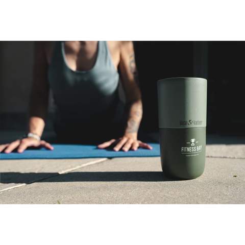 Dubbelwandige, solide tumbler thermosbeker uit de Rise collectie van het merk Klean Kanteen. Uitgevoerd met Climate Lock™-vacuüm isolatie. Deze hoogwaardige drinkbeker heeft een handzaam formaat en is gemaakt van gecertificeerd 90% post-consumer gerecycled 18/8 RVS. De flipsluiting voorkomt morsen en de smalle drinkrand optimaliseert het comfortabel drinken en nippen van koffie, thee, cocktails en andere warme of koude dranken. Deze beker houdt dranken maximaal 6 uur warm en 23 uur koud. Afgewerkt met een stootvaste Klean Coat® poedercoating. Gemakkelijk te reinigen. Smaak- en geurneutraal. Vrij van BPA, BPDS, ftalaten, PVC en zware metalen. Deze beker heeft een fantastische uitstraling. Inhoud 473 ml. Klean Kanteen is Klimaat Neutraal-gecertificeerd en lid van 1% For the Planet en ondersteunt daarmee milieuorganisaties.