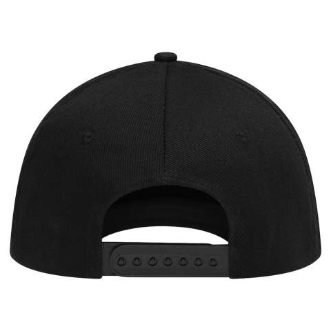 
This comfortable and functional 5-panel cap is specially designed to perfectly display your logo, brand or other creative designs. The front panel is free of seams and therefore ideal for embroidery or printing. The reinforcement behind the front panel ensures optimal fit and durability. You can trust that this cap will always fit comfortably, even during intensive activities. The adjustable plastic snap closure on the back of the cap ensures that you can easily adjust the size. This multifunctional cap is made of 100% unbrushed cotton and available in 4 colors. A cap that you can enjoy for a long time and are always assured of comfort and style.