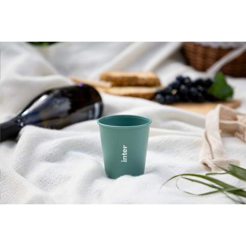 Herbruikbare drinkbeker van bio-based materiaal uit hernieuwbare bronnen. Deze stapelbare beker is een goed alternatief voor de wegwerpkoffiebeker. Past onder nagenoeg elke koffiemachine. 100% recyclebaar en BPA-vrij. Dit product is vaatwasserbestendig. Voor behoud van de opdruk wordt met de hand afwassen aanbevolen. Inhoud 200 ml. Made in Germany.