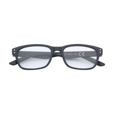 WoW! Lunettes de lecture fabriqué à partir de plastique Ocean Bound recyclé de Plastic Bank®. De vieilles bouteilles et d'autres produits en plastique errants ont été utilisés pour le matériau. Un cadeau parfait, durable et socialement responsable.  • En achetant de ce produit, vous soutenez Plastic Bank®. Plastic Bank® est une organisation internationale avec deux objectifs principaux. Ces objectifs nous concernent tous, réduire la pauvreté et réduire les déchets plastiques dans les océans. Plastic Bank® rémunère des habitants de pays en développement pour qu'ils collectent les déchets plastiques. Ce plastique est collecté sur les plages, les berges des rivières, dans les décharges et les zones peu profondes de l'océan. Cela permet d'éviter que les déchets plastiques ne polluent les océans. Le plastique collecté est trié, nettoyé et transformé en granulés. De nouveaux produits sont alors fabriqués à partir de ces granulés et labellisés Social Plastic®. Optionnel : Chaque article peut être fourni dans une boite individuelle en papier kraft marron.