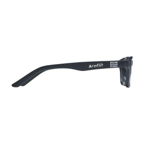 WoW! Lunettes de lecture fabriqué à partir de plastique Ocean Bound recyclé de Plastic Bank®. De vieilles bouteilles et d'autres produits en plastique errants ont été utilisés pour le matériau. Un cadeau parfait, durable et socialement responsable.  • En achetant de ce produit, vous soutenez Plastic Bank®. Plastic Bank® est une organisation internationale avec deux objectifs principaux. Ces objectifs nous concernent tous, réduire la pauvreté et réduire les déchets plastiques dans les océans. Plastic Bank® rémunère des habitants de pays en développement pour qu'ils collectent les déchets plastiques. Ce plastique est collecté sur les plages, les berges des rivières, dans les décharges et les zones peu profondes de l'océan. Cela permet d'éviter que les déchets plastiques ne polluent les océans. Le plastique collecté est trié, nettoyé et transformé en granulés. De nouveaux produits sont alors fabriqués à partir de ces granulés et labellisés Social Plastic®. Optionnel : Chaque article peut être fourni dans une boite individuelle en papier kraft marron.