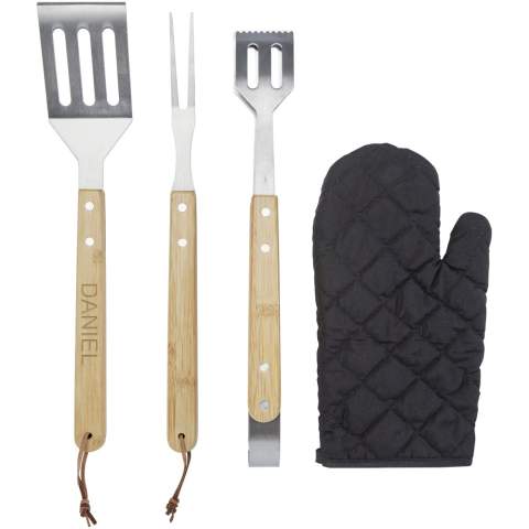 5-teiliges BBQ-Set mit Wender (36,5 x 7 cm), Gabel (36,5 x 2 cm), Zange (36,5 x 5 cm), Handschuh (25 x 16 cm) und einer Schürze mit Tasche (42 x 60 cm). Die Handgriffe sind aus Bambus, der nach nachhaltigen Standards bezogen und produziert wird.
