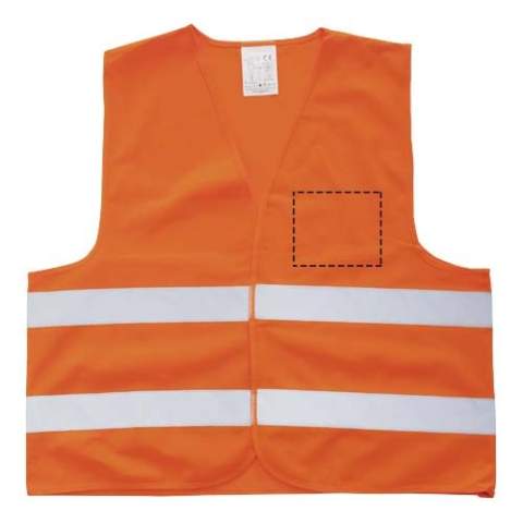 Waarschuwingsvest klasse 2, geschikt voor personen tussen 165 en 180 cm. Groot decoratievlak aan de voor- en achterzijde van het vest. Zichtbaarheidskleding voor professioneel gebruik. Fluorescerende achtergrond en reflecterende tape. Specificatie EN ISO 20471:2013+A1:2016. Deze kledingstukken zijn voorzien van een CE-markering om aan te tonen dat ze voldoen aan de EU-verordening 2016/425/EU Persoonlijke Beschermingsmiddelen Categorie II.