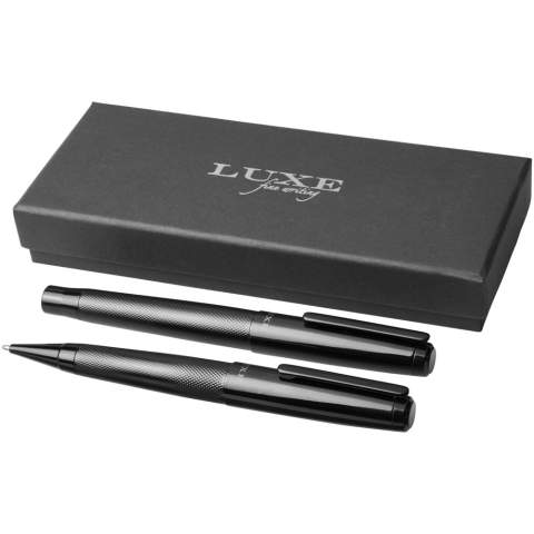 Ballpoint pen and rollerbal pen gift set with black upper and lower barrel with a glossy finish, delivered in a Luxe gift box. Ballpoint pen: 14 cm x 1.45 cm, weight: 40 gr, writing length: 800 m. Rollerbal pen: 13.8 cm x 1.45 cm, weight: 54 gr, writing length: 400 m.