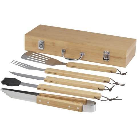 5-teiliges BBQ-Set aus Bambus mit Wender (40 x 9,5 cm), Zange (34,5 x 6 cm), Gabel (38,5 x 3 cm), Messer (38,5 x 3 cm) und Pinsel (38 x 4,3 cm). Das Set wird in einer Geschenkbox aus Bambus (46 x 16,2 x 7,4 cm) geliefert. Die Griffe und die Geschenkbox sind aus Bambus gefertigt, der nach nachhaltigen Normen beschafft und produziert wird.