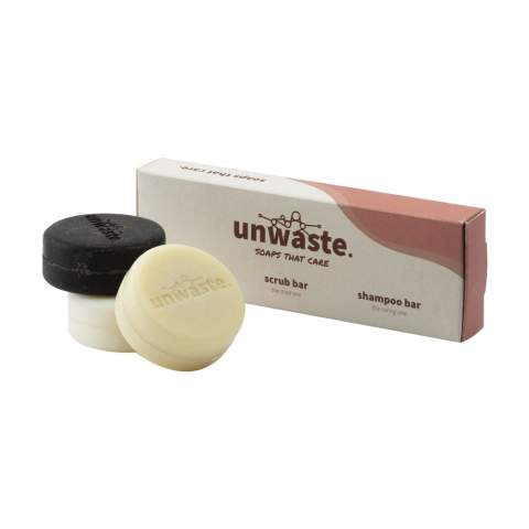 Een duurzame set van het merk Unwaste, bestaande uit een zeep bar, een scrub bar en een shampoo bar in één verpakking. Het zeepje is gemaakt met sinaasappelschillen, de scrub bar is gemaakt met koffiedik en dennenolie. De shampoo bar is gemaakt met sinaasappelschillen of koffiedik (naar keuze). Eigenschappen zeep en scrub bar: een aangename natuurlijke geur, een natuurlijke scrub, de reinigende kracht en de kleur van koffie en citrusvruchten. Vegan en dierproefvrij. Made in Holland.