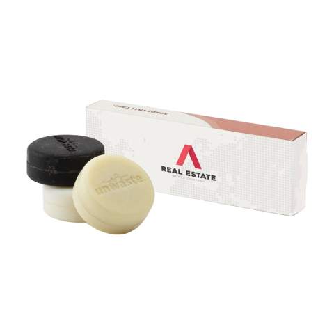 Een duurzame set van het merk Unwaste, bestaande uit een zeep bar, een scrub bar en een shampoo bar in één verpakking. Het zeepje is gemaakt met sinaasappelschillen, de scrub bar is gemaakt met koffiedik en dennenolie. De shampoo bar is gemaakt met sinaasappelschillen of koffiedik (naar keuze). Eigenschappen zeep en scrub bar: een aangename natuurlijke geur, een natuurlijke scrub, de reinigende kracht en de kleur van koffie en citrusvruchten. Vegan en dierproefvrij. Made in Holland.