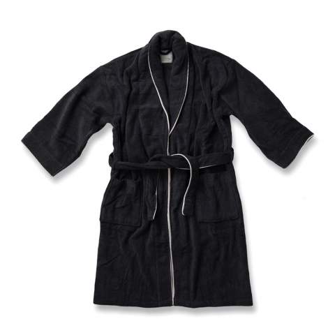 Luxurious robe in 100% cotton. The robe is a classic model with an extra wide collar and belt at the waist. It also has several nice details, such as enclosed seams and contrasting piping on the collar. Made of a long cotton fibre with untwisted threads. The result is an incredibly soft robe that you'll never want to take off.