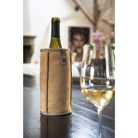 This wine cooler from the KYWIE® brand is handmade from 100% natural Texel sheepskin. This cooler keeps your bottle of wine or champagne at a consistently cool temperature. Better than any other material except ice. The fine wool interior is a natural bio-insulation and retains (cold) air in the cooler. A pre-chilled bottle of wine will stay cold for up to 4 hours. This special wine cooler is light and easy to store, protects the bottle and makes pouring easy. In addition, this material is dirt-repellent. Suitable for 0.7-litre wine bottles and 1-litre water bottles. Handy for at home and on the road, in summer and winter.   As the coolers are handmade from genuine, natural sheepskin, there will be slight variations in colour, texture and markings. This adds to the beauty and individual character of each cooler. A smart, sustainable and original gift. Dutch design. Made in Holland. Per piece in a cotton bag.