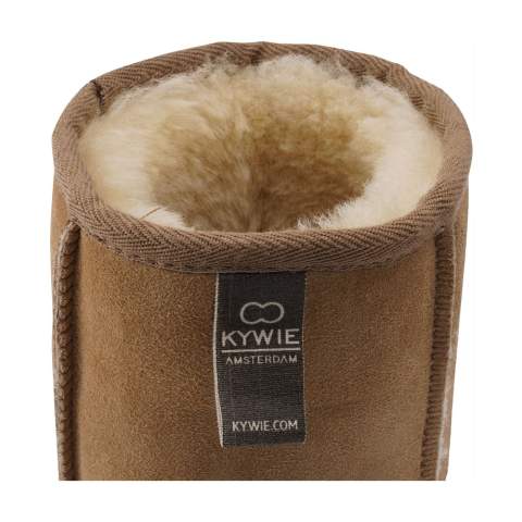 This wine cooler from the KYWIE® brand is handmade from 100% natural Texel sheepskin. This cooler keeps your bottle of wine or champagne at a consistently cool temperature. Better than any other material except ice. The fine wool interior is a natural bio-insulation and retains (cold) air in the cooler. A pre-chilled bottle of wine will stay cold for up to 4 hours. This special wine cooler is light and easy to store, protects the bottle and makes pouring easy. In addition, this material is dirt-repellent. Suitable for 0.7-litre wine bottles and 1-litre water bottles. Handy for at home and on the road, in summer and winter.   As the coolers are handmade from genuine, natural sheepskin, there will be slight variations in colour, texture and markings. This adds to the beauty and individual character of each cooler. A smart, sustainable and original gift. Dutch design. Made in Holland. Per piece in a cotton bag.