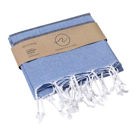 Une serviette de hammam multifonctionnelle d'Oxious. Fabriqué à partir de 50% de coton certifié Oekotex et 50% de déchets textiles (140 g/m²). Vibe est un tissu merveilleusement doux et élégant avec un motif à rayures cool. Beau comme un châle, une robe sur le canapé, un tissu luxueux (hammam) ou une serviette. Le tissu est fait à la main. Vibe symbolise la détente dans une atmosphère et un environnement chaleureux.  Ces beaux tissus doux sont fabriqués par des femmes locales dans un petit village de Turquie. Ils y travaillent dans un contexte social, avec un espace de croissance et de développement. Les tissus sont faits à la main avec amour et souci de l'environnement. Le plaisir à l'état pur peut commencer avec un produit de la collection Oxious. Optionel : Chaque article peut être fourni dans une enveloppe en papier kraft et/ou avec une bague fourreau.