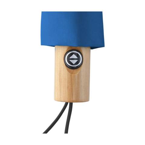 WoW! Parapluie pliable avec mécanisme d'ouverture et de fermeture automatique. Livré avec une toile en polyester pongé RPET 190T. Ce parapluie dispose également un cadre et un manche en acier inoxydable, d'une poignée en bois, d'une boucle de transport élastique et d'une fermeture Velcro. Longueur lorsque le parapluie est replié : 28 cm. Certifiée-RCS. Matière recyclée totale : 16%.