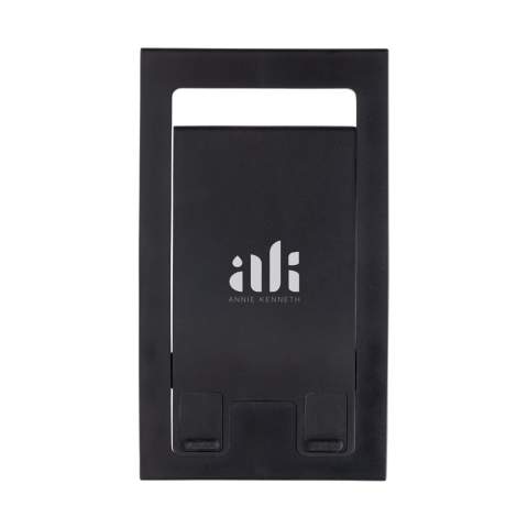 Support téléphone plat et pliable en ABS recyclé RCS. Le support est livré à plat et plié. Compatible avec toutes tailles de téléphones. Le support est suffisamment solide pour ajuster l'angle de vision. Avec rembourrage en silicone pour garder votre téléphone dans une position optimale. Contenu recyclé total : 85 % sur la base du poids total de l'article. La certification RCS garantit une chaîne d'approvisionnement entièrement certifiée des matériaux recyclés. Sans PVC. Emballé dans un emballage FSC®.