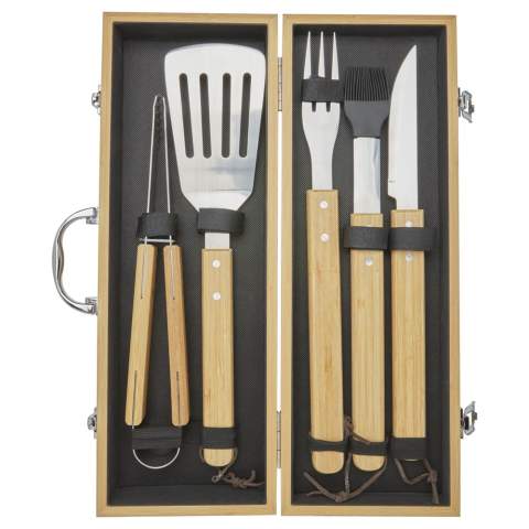 5-teiliges BBQ-Set aus Bambus mit Wender (40 x 9,5 cm), Zange (34,5 x 6 cm), Gabel (38,5 x 3 cm), Messer (38,5 x 3 cm) und Pinsel (38 x 4,3 cm). Das Set wird in einer Geschenkbox aus Bambus (46 x 16,2 x 7,4 cm) geliefert. Die Griffe und die Geschenkbox sind aus Bambus gefertigt, der nach nachhaltigen Normen beschafft und produziert wird.