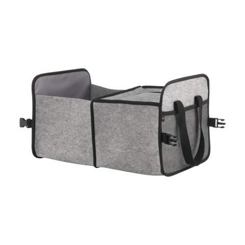 WoW! Organisateur pratique et pliable pour coffre de voiture, avec compartiment isotherme. Fabriqué en feutre RPET résistant. Le compartiment de rangement principal est équipé d'un fond de sac et d'un grand compartiment isotherme refermable. Une poche avant et une pochette latérale en filet offrent un espace de rangement supplémentaire. Le compartiment de rangement est parfait pour bien organiser un certain nombre d'objets plus petits et le compartiment isotherme est idéal pour transporter des aliments au frais. Dim. dépliée 31 x 28 x 48 cm. Dim. plié 31 x 28 x 6 cm. Capacité env. 41 litres. Certifiée-GRS. Matière recyclée totale : 56%.