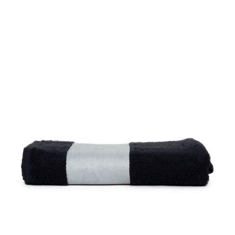 De T1-PRINT70 Sublimation Bath Towel Black badhanddoek van 70 x 140 cm is ideaal voor in de badkamer.<br />De sublimatieband van ca. 12 cm hoog is perfect om te bedrukken.<br />Kies vanuit het brede kleurenpallet de kleur die bij jou past.<br />Compleet met handige lus om op te hangen.<br />Door het gekamde katoen is er een hoog absorptiegehalte.