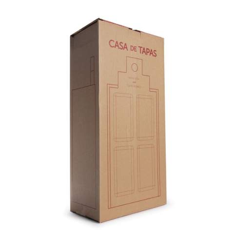 Rackpack Casa de Tapas Large: een dubbele wijnkist en een groot model tapasplank in één. Een houten geschenkverpakking voor twee flessen wijn of heerlijke tapas. De voorkant van het bamboe bord heeft vakjes voor tapas, de achterkant kan gebruikt worden als snijplank. Muchas gracias! Rackpack: een wijngeschenkkist van FSC 100% gecertificeerd hout met een nieuw tweede leven! • geschikt voor twee flessen wijn • 8-10 mm dennenhout • bamboe hout: een alternatief voor boomhout - bamboe kan binnen 5 jaar worden geoogst (bomen hebben 30 - 120 jaar nodig!) en uit de overgebleven wortel groeien 4 tot 7 nieuwe planten • wijn niet inbegrepen. Per stuk in kraft doos.