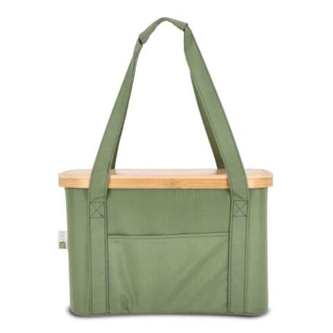 Le panier pliant Sogne d'InSideOut est plus qu'une solution de rangement élégante : c'est un sac isotherme polyvalent, idéal pour les activités de plein air. Fabriqué à partir de matériaux recyclés et de bambou, ce Sogne offre également une fonctionnalité pratique. À l'intérieur se trouve un sac isotherme assorti avec poignée et film isolant, de sorte que le panier peut également être utilisé comme sac isotherme pour garder la nourriture et les boissons au frais. Le panier est doté d'un couvercle en bambou, qui peut également servir de planche à découper, et de poches avant et arrière pratiques pour un espace de rangement supplémentaire. Grâce aux poignées robustes, vous pouvez facilement emporter le panier partout, avec ou sans le sac isotherme. Le panier et le sac isotherme sont tous deux pliables, ce qui permet de gagner de la place lorsqu'ils ne sont pas utilisés. La poche frontale et le couvercle en bambou offrent un espace pour l'impression ou la gravure d'un logo. En bref, la Sogne allie style, praticité et multifonctionnalité dans un design intelligent et durable.
